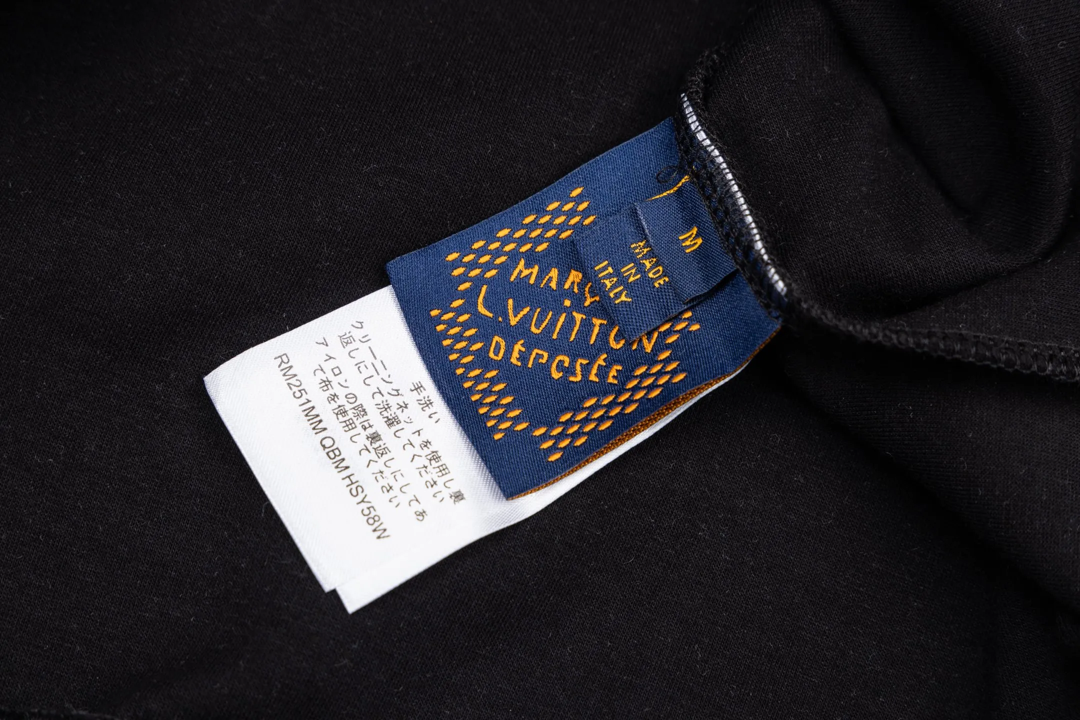 🅿️480 1v Logo Embroidered Pearl Pendant Hooded Jacket (Black) Original purchase and development of 12,000 yuan. The fabric is made of 36S 400g double yarn double-sided fabric, with 32S 320g double yarn thread. The double yarn double-sided fabric has high quality and delicate feel. This fabric is usually made by winding two yarns, which adds drape and texture to the fabric. It has good breathability and moisture absorption, can effectively wick away sweat, and keep the body dry and comfortable. Marque L Uuitton deposee embroidery on the chest, simple letter pattern embellishment on the chest, and the letter size spacing effect is consistent. Using linen embroidery thread combined with encrypted processing, the embroidery body has a subtle matte visual texture; the embroidery effect is three-dimensional and full. The smaller the embroidery, the more sophisticated and demanding it is. The embroidery thread is made of imported material, which is more flexible and glossy than ordinary embroidery thread; the stitches are clear and smooth, and have a three-dimensional texture effect. The end of the drawstring is embellished with beads, and the zipper front is decorated with beaded Monogram flowers. The entire line has exclusive original developed pearl series accessories, and customized imported pearls of the same size are paired with new lettering metal compositions. String the pearls together according to a certain order and rules, choose high-quality pearls, the beading craftsmanship is fine, the material is safe and harmless, and the pearl beads add highlights. Size:S-M-L-XL